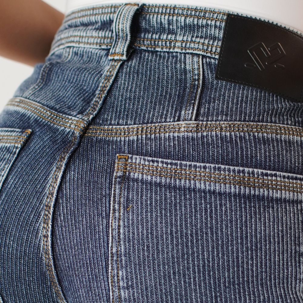 Detalle de bordado Two & Two en bolsillo de jean azul claro